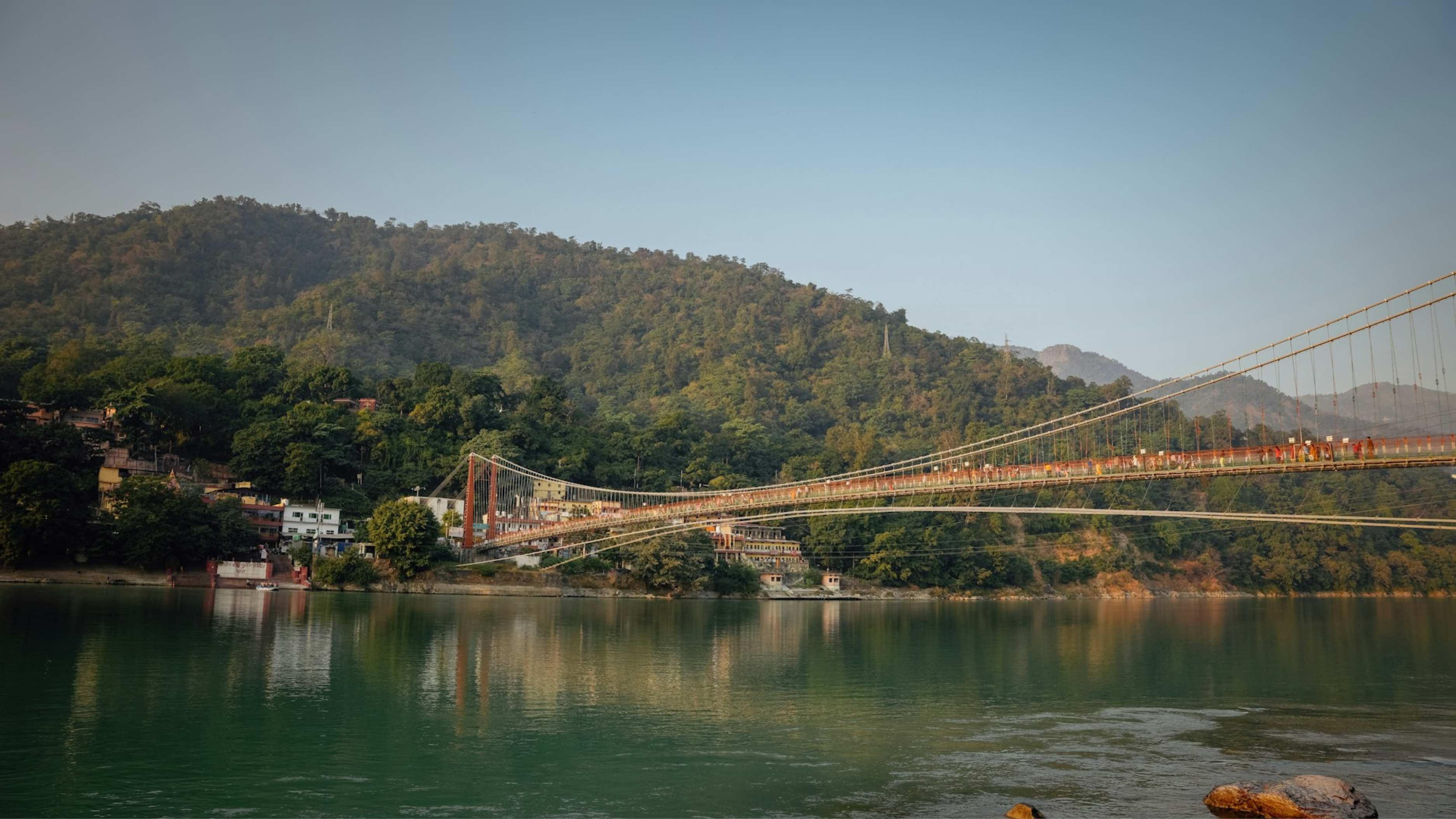 Ram Jhula – The Spiritual Link Between Ashrams and Temples